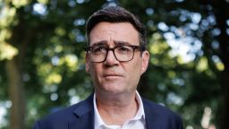 Британия надеется, что этот человек спасет ее экономику. Мы отправились в Манчестер, чтобы выяснить, почему.