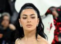 Charli xcx позирует с Мартином Скорсезе, Марком Джейкобсом и Джоном Кейлом для альтернативной обложки журнала «Музыка, мода, кино».