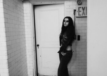 Charli xcx выпустила альбом «Music, Fashion, Film (B-Sides Edition)» на iTunes.