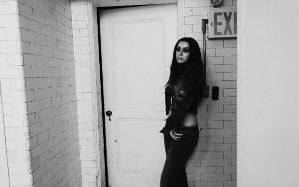Charli xcx выпустила альбом «Music, Fashion, Film (B-Sides Edition)» на iTunes.