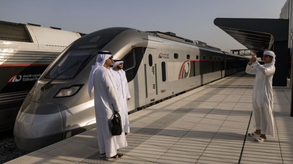 Desert Express: ОАЭ запускают первую национальную пассажирскую железнодорожную сеть. Desert Express: ОАЭ запускают первую национальную пассажирскую железнодорожную сеть.