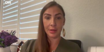 Эксклюзив: Пострадавшие от действий Эпштейна утверждают, что его бывшая помощница Лесли Грофф солгала Конгрессу о ключевых деталях.