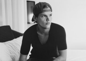 Расширенная онлайн-платформа Avicii включает в себя видеозаписи выступлений, сет-листы и многое другое — и поклонники могут вносить свой вклад в её развитие.