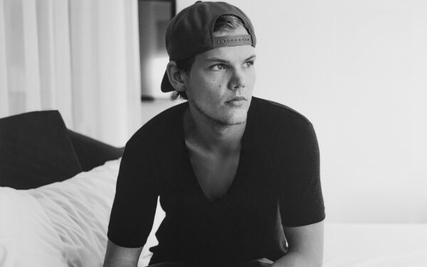 Расширенная онлайн-платформа Avicii включает в себя видеозаписи выступлений, сет-листы и многое другое — и поклонники могут вносить свой вклад в её развитие. Расширенная онлайн-платформа Avicii включает в себя видеозаписи выступлений, сет-листы и многое другое — и поклонники могут вносить свой вклад в её развитие.