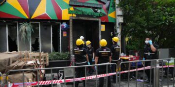 В Бангкоке в пабе вспыхнул пожар, в результате которого погибли по меньшей мере 27 человек.