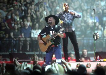 Гарт Брукс планирует провести арена-тур «Blame It All On My Roots» в 2026 году.