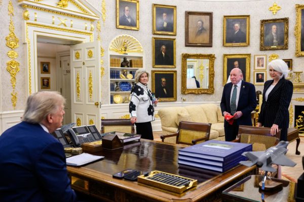 Он был другом детства Трампа. Теперь он подталкивает Трампа к объявлению «чрезвычайного положения в стране» и захвату контроля над промежуточными выборами.