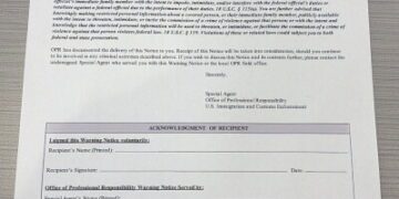 Иммиграционная и таможенная служба США (ICE) направила сотрудников в дом мужчины из-за электронного письма. Теперь он подает в суд.