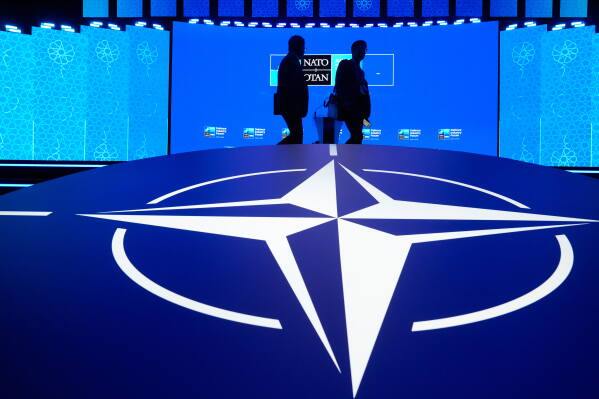 Иран наносит удары по Бахрейну и Кувейту после того, как США начали удары и ограничили продажу иранской нефти.