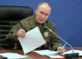 Высокопоставленные иранские чиновники присутствуют на поминальной молитве по покойному верховному лидеру аятолле Али Хаменеи в Тегеране.