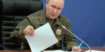 Высокопоставленные иранские чиновники присутствуют на поминальной молитве по покойному верховному лидеру аятолле Али Хаменеи в Тегеране.