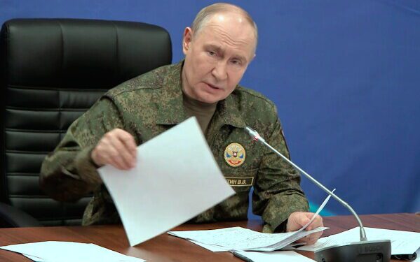 Высокопоставленные иранские чиновники присутствуют на поминальной молитве по покойному верховному лидеру аятолле Али Хаменеи в Тегеране.