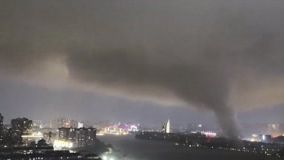 Мужчину выбросило из квартиры на 12-м этаже во время разрушительного торнадо, пронесшегося по центральному Китаю.