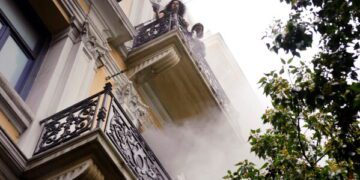 В Афинах, Греция, мужчина нанес ножевые ранения туристам возле Акрополя.