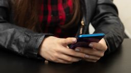 Всё больше подростков используют генеративный ИИ для создания контента откровенного характера. Что родителям следует об этом знать?