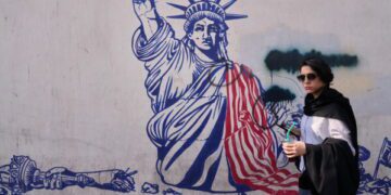 В Тегеране скорбящая процессия проходит по случаю смерти верховного лидера Ирана аятоллы Али Хаменеи.