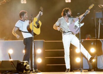 Найл Хоран и Томас Ретт исполнили кавер на песню Эллы Лэнгли «Choosin' Texas» в Нэшвилле.