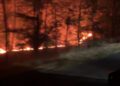 Самолеты набирают воду из реки Сены в рамках борьбы с лесным пожаром под Парижем.