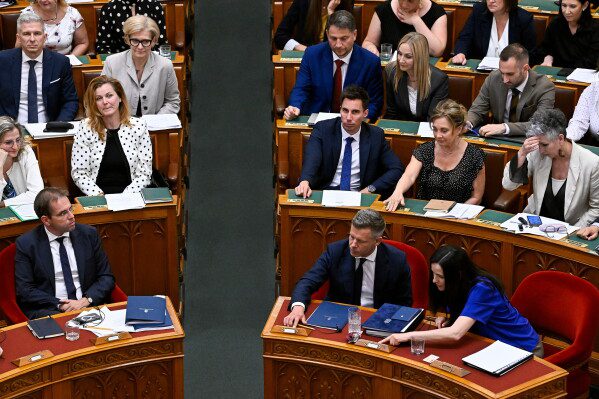 «Использование права не свидетельствовать против себя» — это отсылка к конституционной поправке, имеющей долгую историю в американском обществе.