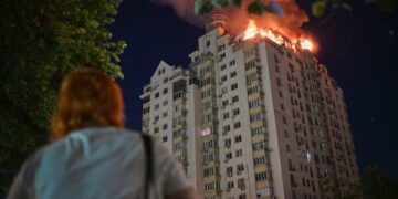 Россия нанесла массированные удары по столице Украины, в результате чего погибли по меньшей мере 21 человек.