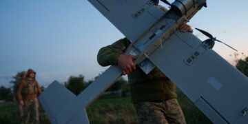 В результате ракетных и беспилотных ударов России по Украине погибли по меньшей мере 22 человека.