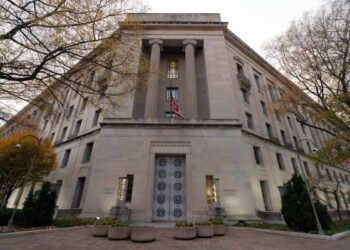Трамп празднует победу США на чемпионате мира по футболу, вручая трофей победителю — Испании. Трамп празднует победу США на чемпионате мира по футболу, вручая трофей победителю — Испании.