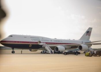 Трамп заявил, что США «не смогли бы построить такой самолет», в то время как подаренный Катаром президентский самолет Air Force One совершил свой первый полет.