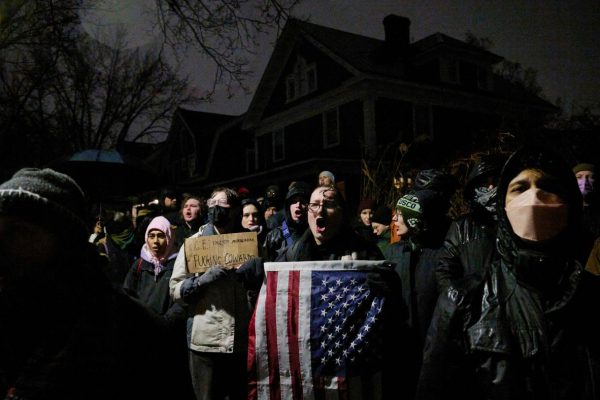 Проблема Трампа с иммиграционной и таможенной полицией (ICE) вернулась и рискует выйти из-под контроля.
