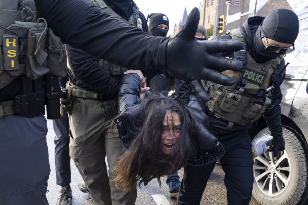 Проблема Трампа с иммиграционной и таможенной полицией (ICE) вернулась и рискует выйти из-под контроля.