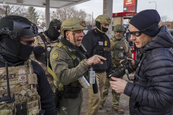 Проблема Трампа с иммиграционной и таможенной полицией (ICE) вернулась и рискует выйти из-под контроля.