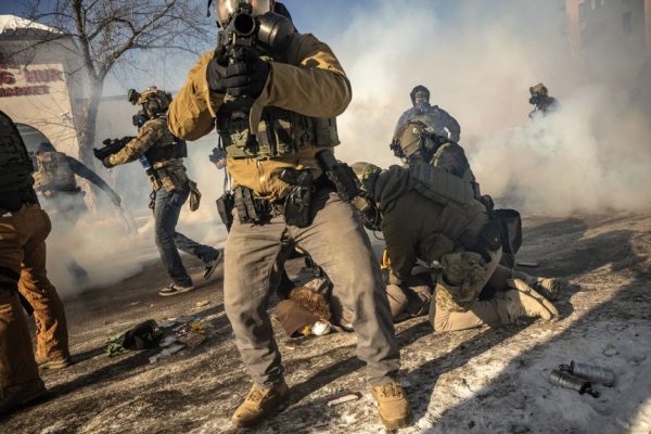 Проблема Трампа с иммиграционной и таможенной полицией (ICE) вернулась и рискует выйти из-под контроля.