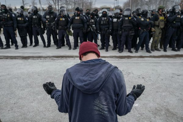 Проблема Трампа с иммиграционной и таможенной полицией (ICE) вернулась и рискует выйти из-под контроля.