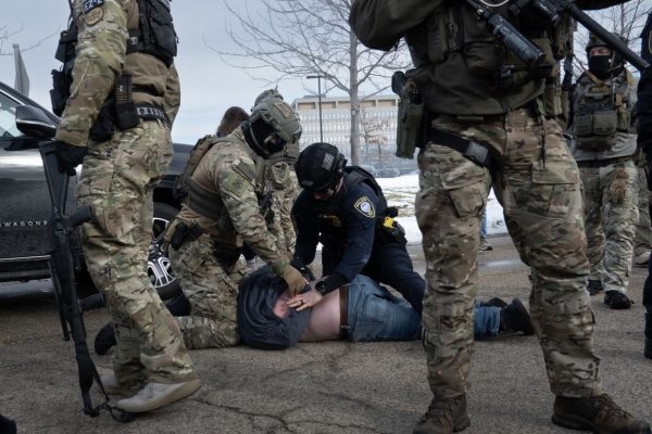 Проблема Трампа с иммиграционной и таможенной полицией (ICE) вернулась и рискует выйти из-под контроля.