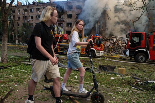 Украина выпустила 400 беспилотников по Москве, в то время как Зеленский пытается справиться с протестами.