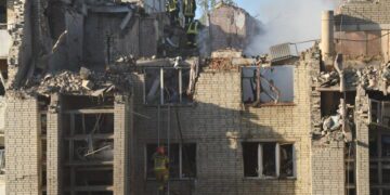 Украина заявила о нанесении ударов по двум крупным российским нефтеперерабатывающим заводам спустя несколько часов после встречи Зеленского с Трампом.