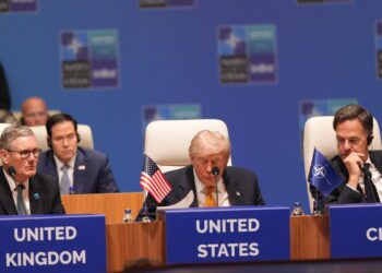 Украинские беспилотники обстреляли российские нефтяные объекты и подожгли еще несколько нефтяных танкеров. Украинские беспилотники обстреляли российские нефтяные объекты и подожгли еще несколько нефтяных танкеров.
