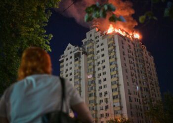 Украинские беспилотники нанесли удар по нефтяному терминалу в Санкт-Петербурге в рамках очередной атаки на Россию с использованием дальнобойных средств.