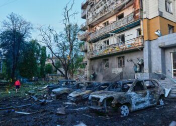 Украинские беспилотники нанесли удары по складам и другим объектам по всей России, в результате чего погибли 9 человек и более 80 получили ранения. Украинские беспилотники нанесли удары по складам и другим объектам по всей России, в результате чего погибли 9 человек и более 80 получили ранения.