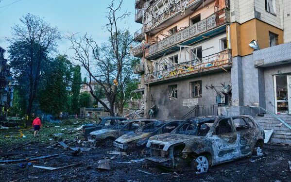Украинские беспилотники нанесли удары по складам и другим объектам по всей России, в результате чего погибли 9 человек и более 80 получили ранения. Украинские беспилотники нанесли удары по складам и другим объектам по всей России, в результате чего погибли 9 человек и более 80 получили ранения.