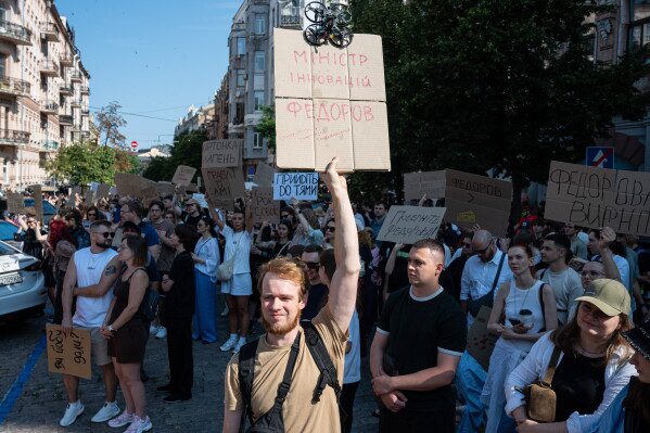 Украинцы протестуют против смещения Зеленским популярного министра обороны