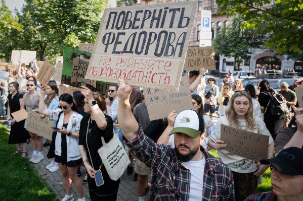 Украинцы протестуют против смещения Зеленским популярного министра обороны