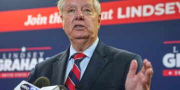 США критикуют Иран за попадание снаряда в судно в Ормузском проливе; Тегеран вновь обрушился с критикой на арабские государства Персидского залива.