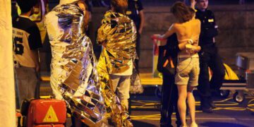 На фестивале Berlin Pride фургон врезался в толпу, в результате чего 1 человек погиб и 16 получили ранения; полиция установила личность подозреваемого.