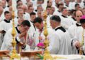 Ватикан отлучает от церкви епископов и священников, склонных к расколу, и предупреждает их последователей.