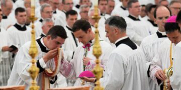 Ватикан отлучает от церкви епископов и священников, склонных к расколу, и предупреждает их последователей.
