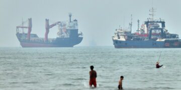 Лесные пожары во Франции вынудили 250 000 человек покинуть свои дома и постепенно приближаются к винодельческому городу Бордо.