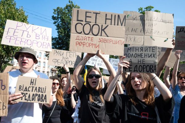 Зеленский столкнулся с протестами из-за отставки министра обороны Украины, несмотря на военные успехи.