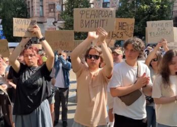 Зеленский столкнулся с протестами из-за отставки министра обороны Украины, несмотря на военные успехи. Зеленский столкнулся с протестами из-за отставки министра обороны Украины, несмотря на военные успехи.