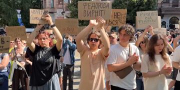 Зеленский столкнулся с протестами из-за отставки министра обороны Украины, несмотря на военные успехи.