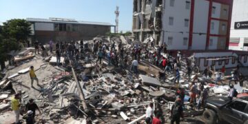 В результате землетрясения магнитудой 7,4, потрясшего западную Колумбию, погибли 47 человек, обрушились здания.